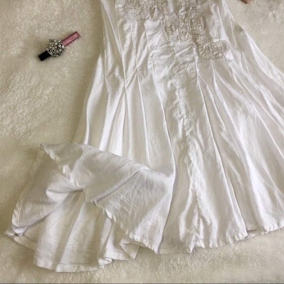 🆕{BGN Studio} White Linen dress + metallic detail - Picture 2 of 8